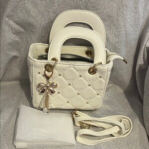 New Without Tag Elegant White Quilted Handbag